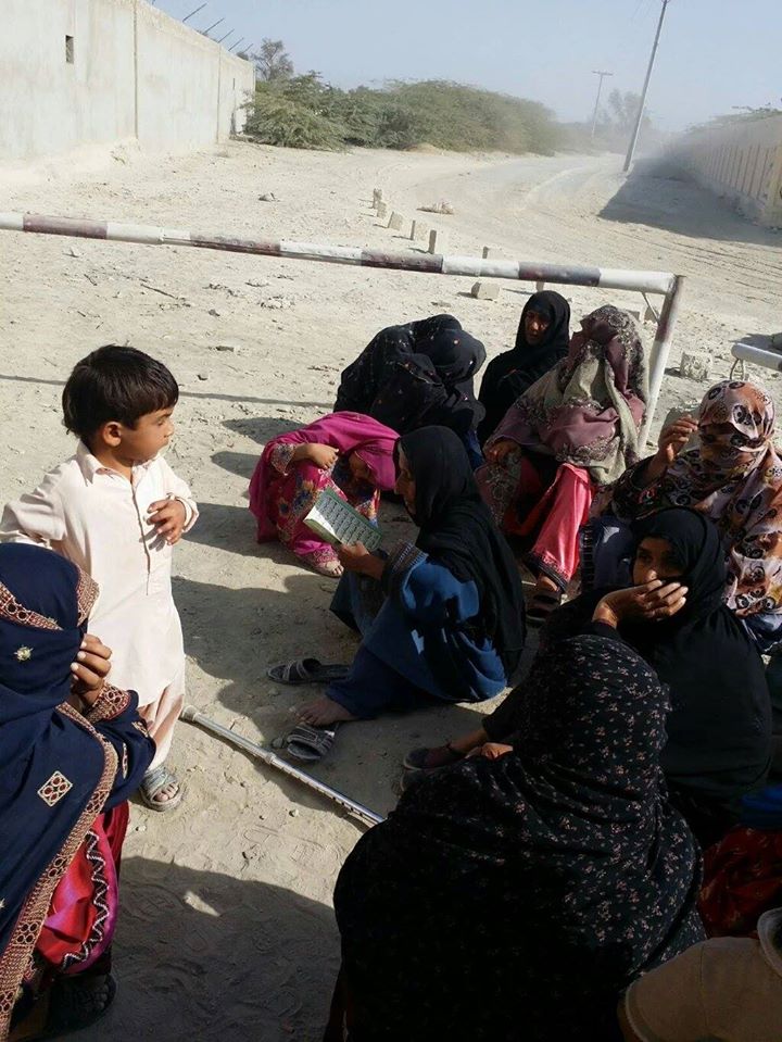 منیر راہشون کی ماں ایف سی کیمپ کے باہر تلاوت کرتے ہوئے