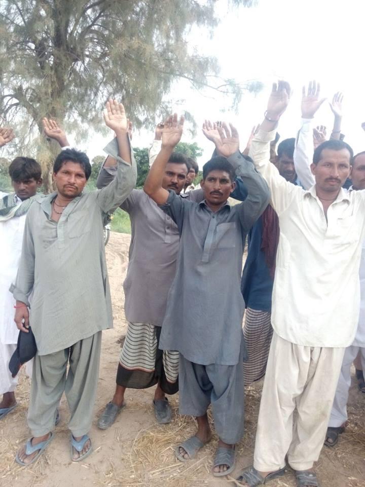 مقامی بھیل برادری کے افراد احتجاج کرتے ہوئے